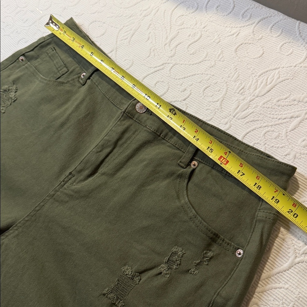 Luvamia Women's Olive Green Distressed Shorts XXL NWT - Picture 9 of 10